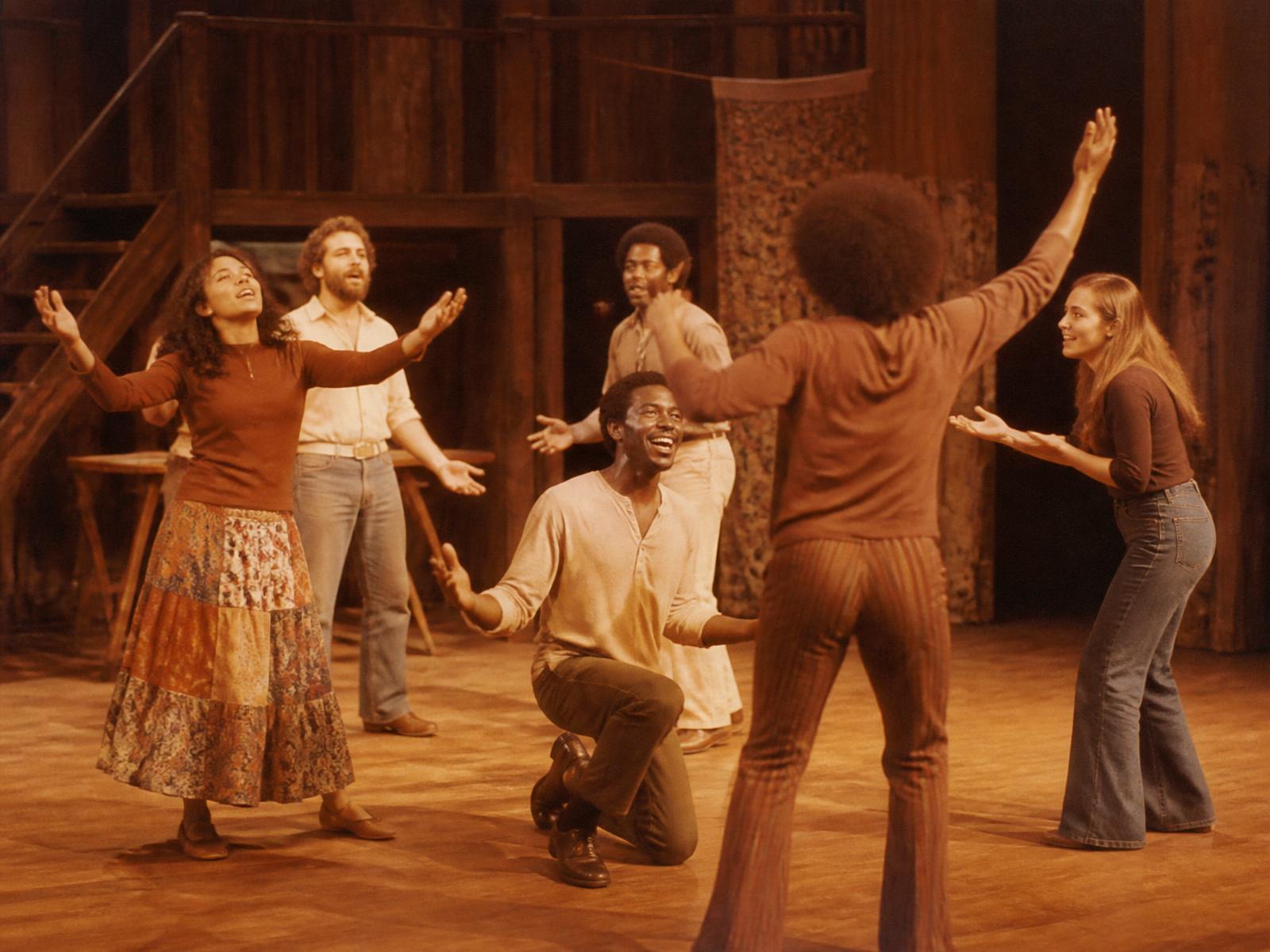 Atores da Aldeia Teatral ensaiando juntos no palco